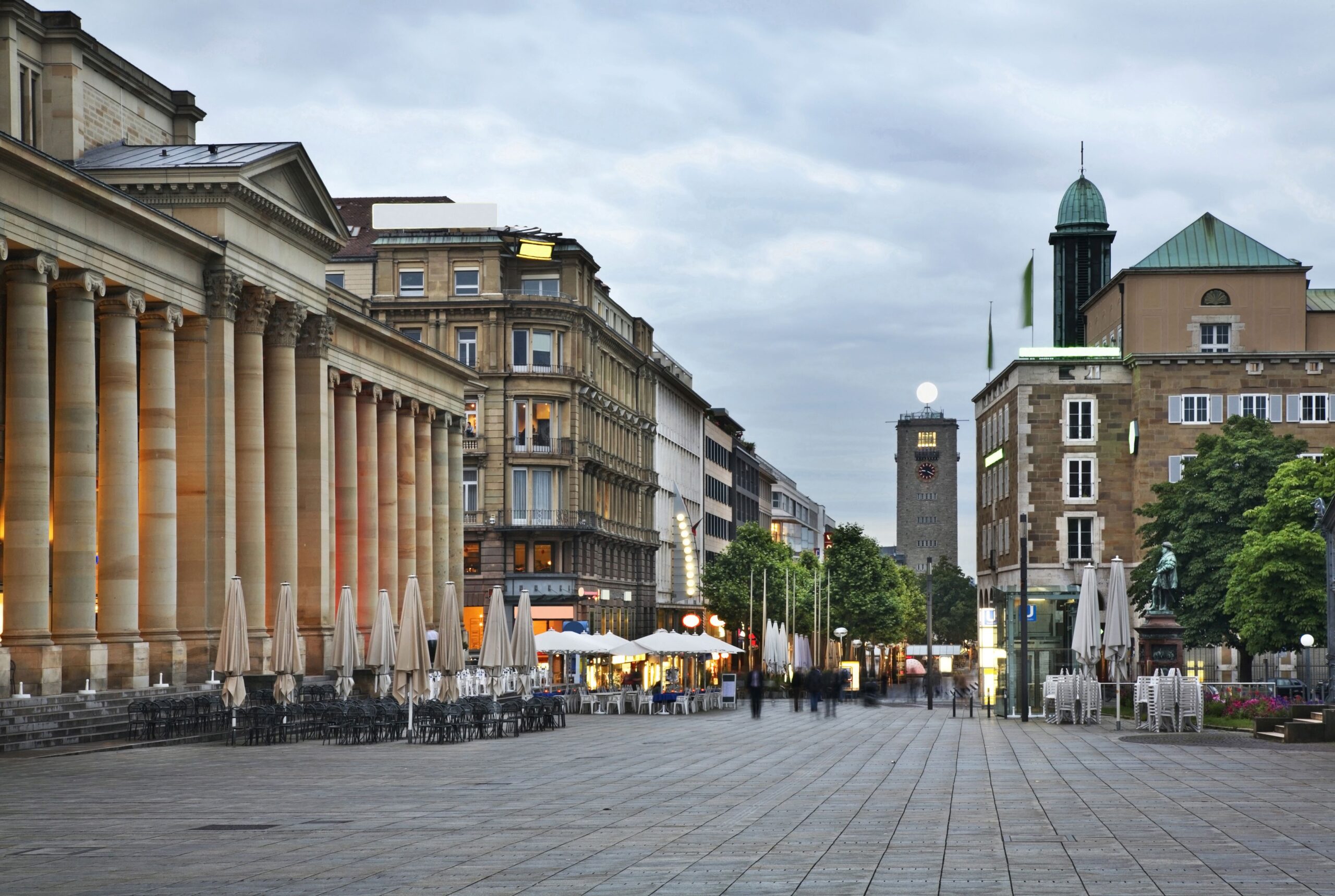 Die Innenstadt Stuttgarts mit einem Restaurant und verschiedenen Gebäuden 