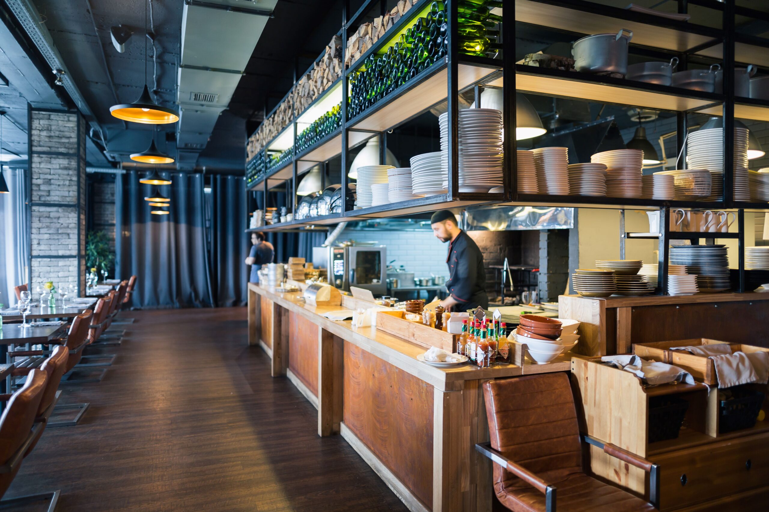 Ein Restaurant mit einer Showküche wo der Koch das Essen direkt vor ihren Augen zubereitet 