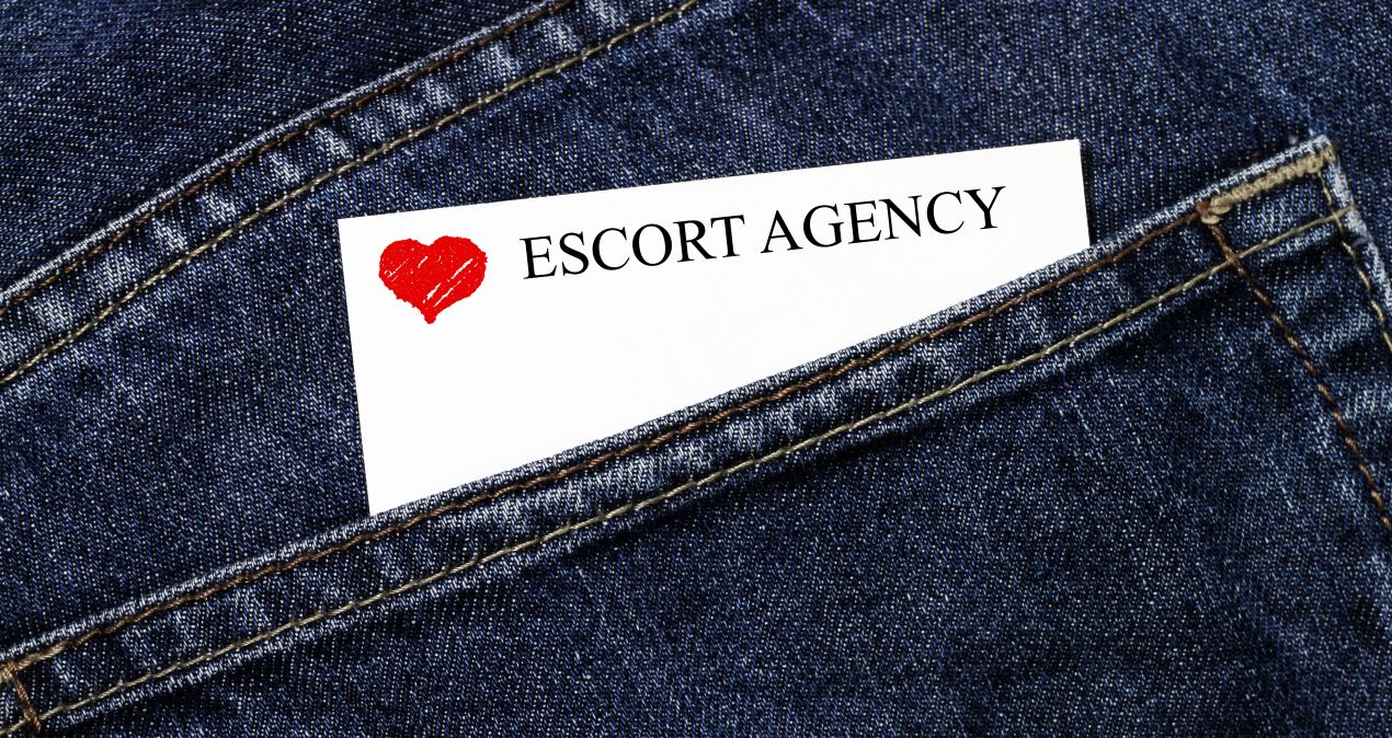 Visitenkarte mit der Aufschrift „Escort Agency“ in einer Jeans-Tasche – Symbol für Diskretion und Professionalität in Escort Jobs.