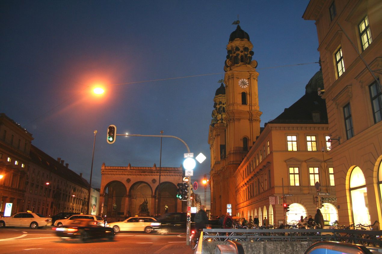 Abendliche Szene in München mit der beleuchteten Theatinerkirche am Odeonsplatz – ideal für exklusive Escort-Treffen.